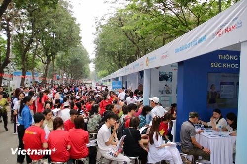 Từ sáng sớm 5/4, khu vực Công viên Thống Nhất và phố đi bộ Trần Nhân Tông (Hà Nội) đã trở nên náo nhiệt khi hàng nghìn người dân đổ về tham gia Ngày hội sức khỏe và giải chạy “Vì một Việt Nam khỏe mạnh”. Đây là chiến dịch y tế cộng đồng quy mô lớn, cung cấp dịch vụ tầm soát bệnh miễn phí cho 10.000 lượt người. (Ảnh: Bảo Ngọc/Vietnam+)