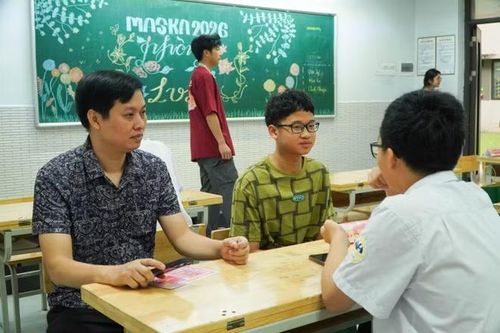 Phụ huynh, học sinh được tư vấn thực chiến 1 - 1 bởi "chuyên gia" là các học sinh đã đạt thành tích cao trong kỳ thi lớp 10 năm ngoái. (Ảnh: BTC)