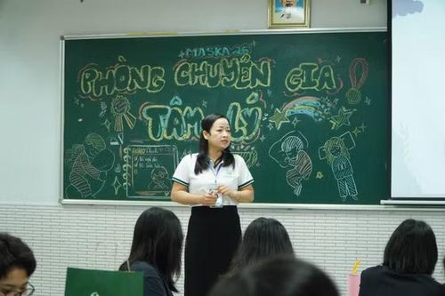 Chuyên gia tâm lý Dương Thị Thu Hà tư vấn học sinh giữ ổn định tâm lý trước kỳ thi vào lớp 10. (Ảnh: BTC)