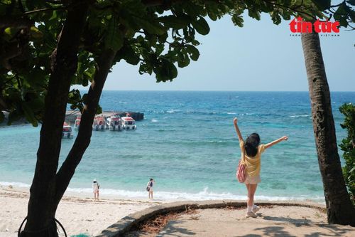 Phút giây thư thái của du khách khi hòa mình vào không gian biển đảo thanh bình.