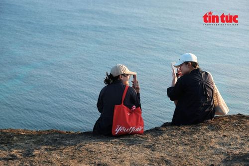 Hai bạn trẻ check-in lưu lại những khánh khắc đẹp tại Lý Sơn.