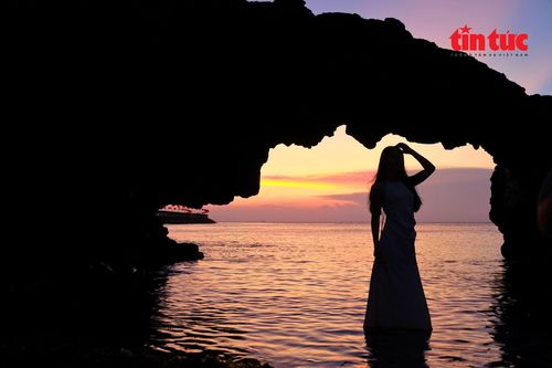 Khoảnh khắc hoàng hôn buông xuống huyền ảo tại danh thắng Cổng Tò Vò.