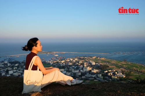 Tầm nhìn bao quát từ những vách đá trầm tích.