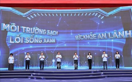 Các đại biểu thực hiện nghi thức phát động hưởng ứng Ngày sức khỏe Việt Nam, Ngày hội sức khỏe và Giải đi bộ “Vì một Việt Nam khỏe mạnh”. Ảnh: Minh Đức/TTXVN