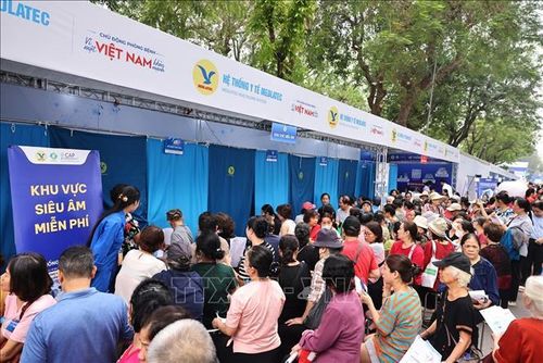 Đông đảo người dân Thủ đô khám chữa bệnh miễn phí. Ảnh: Minh Đức/TTXVN