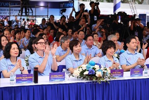 Đồng chí Vũ Việt Trang, Tổng Giám đốc Thông tấn xã Việt Nam, Phó Trưởng ban Tuyên giáo và Dân vận Trung ương cùng các đại biểu tham dự buổi lễ. Ảnh: Minh Đức/TTXVN
