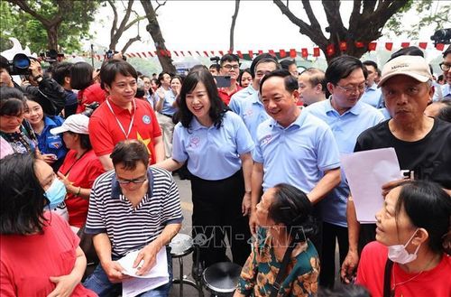 Đồng chí Đồng chí Trịnh Văn Quyết, Bí thư Trung ương Đảng, Trưởng ban Tuyên giáo và Dân vận Trung ương cùng Bộ trưởng Bộ Y tế Đào Hồng Lan thăm hỏi sức khỏe người dân. Ảnh: Minh Đức/TTXVN