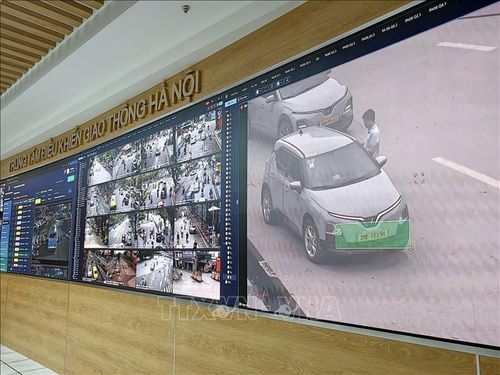 Hệ thống camera AI phát hiện lái xe công nghệ dừng đỗ sai quy định trước cổng Bến xe Mỹ Đình (đường Phạm Hùng, Hà Nội). Ảnh: Hùng Mạnh/TTXVN