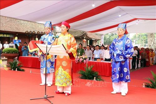 Cung tuyên văn tế các bậc đại khoa. Ảnh: Mạnh Tú/TTXVN