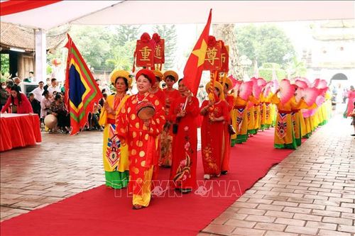 Nghi lễ Tiến chữ dâng Thánh. Ảnh: Mạnh Tú/TTXVN