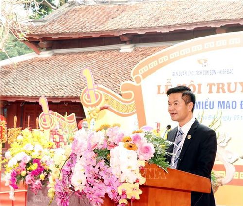 Ông Lê Duy Mạnh, Phó trưởng Ban quản lý di tích Côn Sơn - Kiếp Bạc, Trưởng ban tổ chức lễ hội phát biểu khai mạc. Ảnh: Mạnh Tú/TTXVN