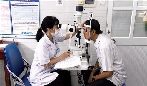 Bác sĩ Bệnh viện Đa khoa Bình Dương khám bệnh cho người dân xã Bắc Tân Uyên, Thành phố Hồ Chí Minh. Ảnh: Huyền Trang/TTXVN