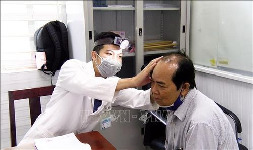 Bác sĩ Bệnh viện Đa khoa Bình Dương khám bệnh cho người dân xã Bắc Tân Uyên, Thành phố Hồ Chí Minh. Ảnh: Huyền Trang/TTXVN