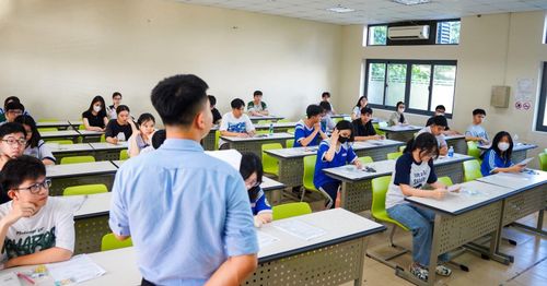 Thí sinh nghe phổ biến quy chế trước khi làm bài thi.