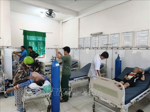 Các y, bác sĩ Sư đoàn 4 tiến hành các biện pháp cấp cứu khẩn cấp. Ảnh: TTXVN phát