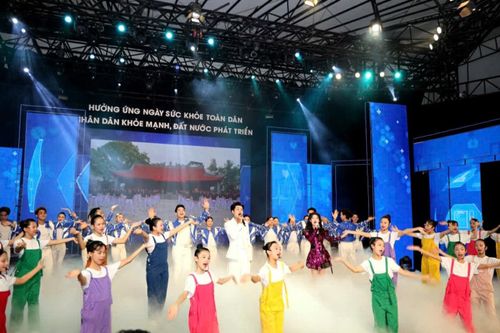 Chương trình được dàn dựng công phu dưới hình thức nghệ thuật chính luận.