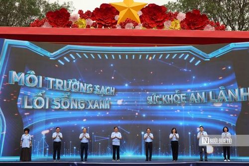 Các đại biểu cùng nhấn nút kích hoạt nghi thức phát động Ngày Sức khỏe toàn dân.