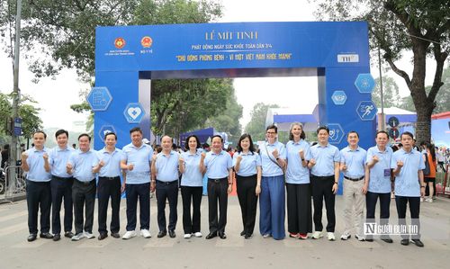 Ông Trịnh Văn Quyết - Ủy viên Bộ Chính trị, Bí thư Trung ương Đảng, Trưởng ban Tuyên giáo và Dân vận Trung ương và lãnh đạo các bộ, ngành tại lễ mít tinh.