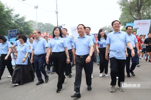 Ông Trịnh Văn Quyết, Phó Thủ tướng Hồ Quốc Dũng, Bộ trưởng Đào Hồng Lan cùng lãnh đạo các bộ, ngành hòa vào dòng người đi bộ hưởng ứng lễ mít tinh.