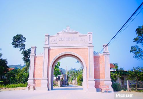 Cổng làng Lạc Đình thay áo mới đón chào thời kỳ mới - thời của chính quyền địa phương 2 cấp. Ảnh: Quốc Hoàn.