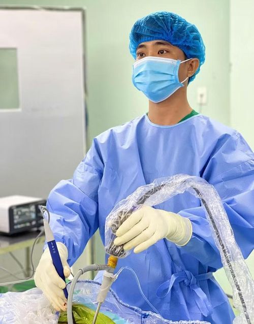 Bác sĩ Nguyễn Hoàng Duy Tiến trong một ca phẫu thuật.
