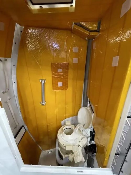 Nhà vệ sinh của các phi hành gia trong sứ mệnh Artemis II tách riêng nước tiểu để thải ra ngoài không gian và chứa phân để xử lý sau khi họ trở về Trái đất. Phi hành đoàn đã được huấn luyện cách sử dụng hệ thống này bằng mô hình tại Trung tâm Vũ trụ Johnson của NASA ở Houston. Ảnh: CNN.