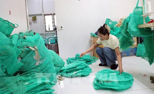 Những sản phẩm túi xách tái chế từ lưới tại Công ty TNHH EchoGreen. Ảnh: Trần Tĩnh- TTXVN