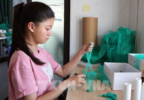 Những công đoạn làm túi xách tái chế từ lưới tại Công ty TNHH EchoGreen. Ảnh: Trần Tĩnh- TTXVN