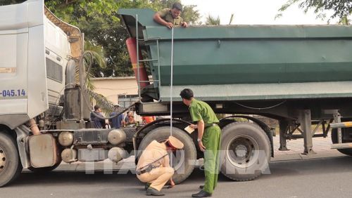 Lực lượng chức năng tập trung phát hiện và xử lý nghiêm các hành vi vi phạm phổ biến như thay đổi kết cấu trái phép, “cơi nới” thùng xe để chở quá tải - nguyên nhân hàng đầu gây hư hỏng hạ tầng giao thông. Ảnh: Huỳnh Sơn - TTXVN