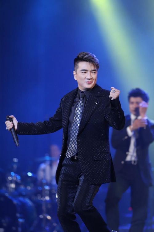 Gần đây, nam ca sĩ quyết định bán biệt thự trăm tỷ, chuyển sang nhà mới vì muốn tiện đường cho con trai đi học. 