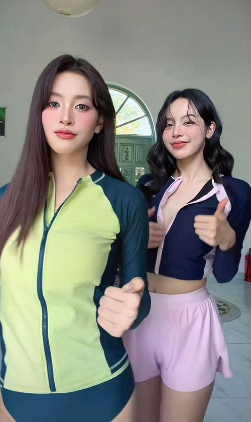 Hai nàng hậu được khán giả nhận xét trông như "chị em sinh đôi".