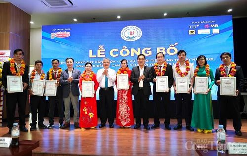 Top 10 doanh nghiệp được vinh danh “Hàng hóa, dịch vụ người tiêu dùng tin cậy” tại chương trình.