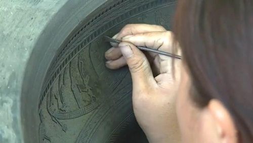 Nghề đúc đồng tại Trà Đông vẫn bảo tồn nguyên vẹn các bước chế tác thủ công truyền thống.