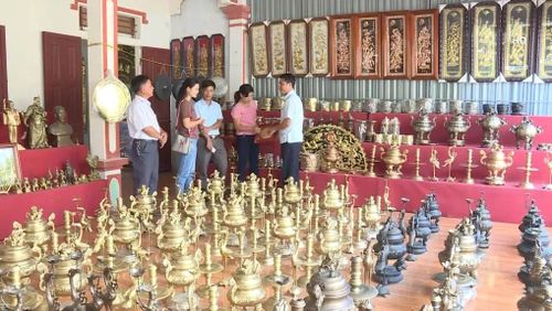 Không gian trưng bày sản phẩm tại làng Trà Đông.