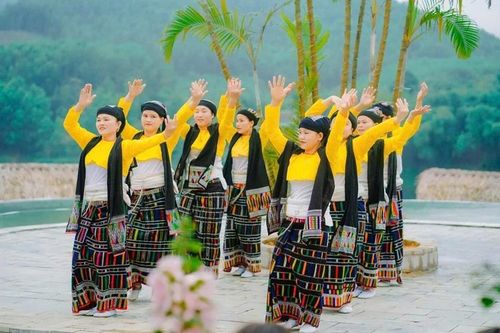 Đội văn nghệ bản Mạ tập luyện phục vụ khách du lịch.