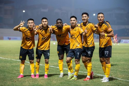 Đội chủ nhà tận dụng tốt cơ hội để nhân đôi cách biệt ngay trong hiệp 1.