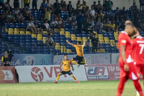 Văn Tùng (số 17) đá phạt đẹp mắt, nâng tỉ số lên 3-0 cho Đông Á Thanh Hóa.