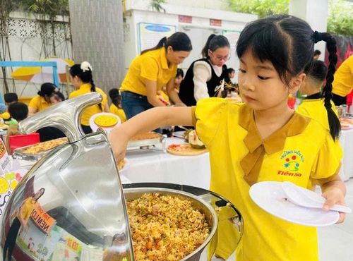Một bữa ăn tập thể tại Trường Mầm non Tiên Sa. Ảnh: H.L