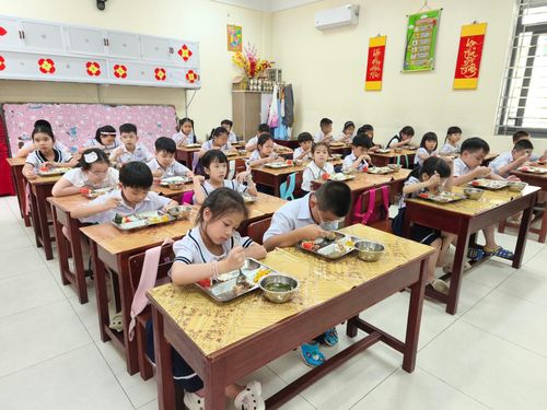 Trường Tiểu học Hoàng Văn Thụ tổ chức bữa ăn bán trú bài bản. Ảnh: T.S