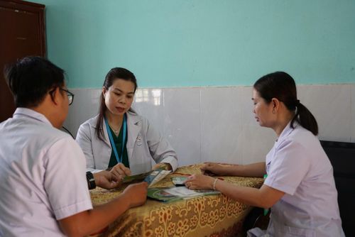 Trạm Y tế Phường Hòa Xuân kiểm tra định kỳ tại Phòng Y tế Trường Tiểu học Trần Đại Nghĩa. Ảnh: H.T