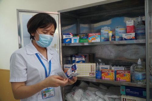 Nhân viên y tế Trường Tiểu học Núi Thành thường xuyên kiểm tra thuốc nhằm đảm bảo xử lý kịp thời dấu hiệu ngộ độc thực phẩm. Ảnh: H.T