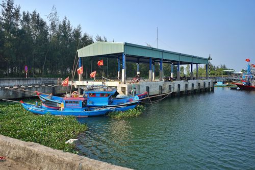 Các hạng mục chính của cảng cá Hồng Triều đã hoàn thiện nhưng chưa đưa vào hoạt động. Ảnh: LÂM VIÊN