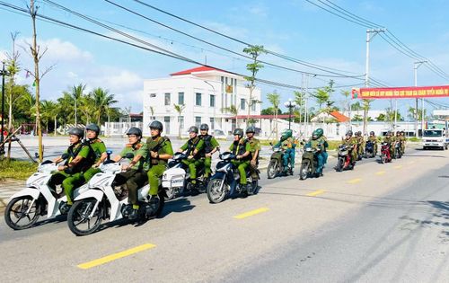 Công an xã Duy Nghĩa thường xuyên tổ chức các đợt ra quân, tuần tra kiểm soát tội phạm về ma túy trên địa bàn. Ảnh: PHAN VINH
