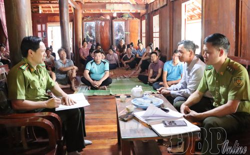 Cán bộ Hạt Kiểm lâm Mường Ảng tuyên truyền, hướng dẫn người dân bản Giảng, xã Mường Ảng quy trình đốt nương và PCCCR mùa khô. 