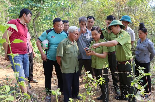 Cán bộ Hạt Kiểm lâm Mường Ảng cùng cộng đồng bản Giảng tuần tra, bảo vệ rừng.