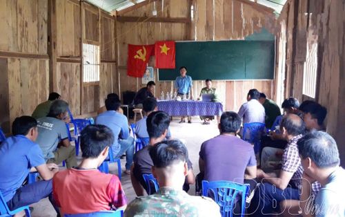 Lực lượng chức năng tuyên truyền, vận động người dân bản Nậm Ngà (xã Mường Tè, Lai Châu) nâng cao ý thức, trách nhiệm bảo vệ diện tích rừng giáp ranh.