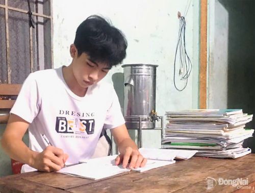 Dù phải bận rộn với nhiều công việc mưu sinh, Trí vẫn tranh thủ thời gian học tập. Ảnh: Thu Hiền