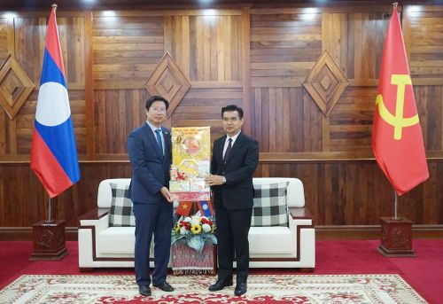 Phó Chủ tịch UBND tỉnh Đồng Tháp tặng quà chúc mừng năm mới cho Ngài Xay Sạ Nạ - Khổt Phu Thôn - Bí thư Tỉnh ủy Khăm Muộn.