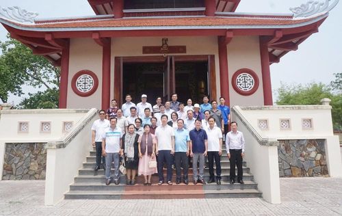 Đoàn công tác tỉnh Đồng Tháp thắp hương và chụp ảnh lưu niệm tại Khu lưu niệm và Đền thờ Chủ tịch Hồ Chí Minh tại Làng Xiêng Vang, huyện Nông Bốc, tỉnh Khăm Muộn.