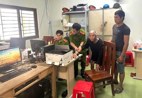  Công an xã Ia Sao thực hiện thủ tục cấp định danh điện tử mức độ 2 cho người dân tất cả các ngày trong tuần. Ảnh: Hoàng Hiệp 